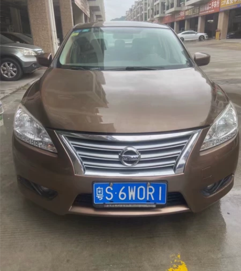 新到13年底轩逸，一键启动电动座椅什么都有...