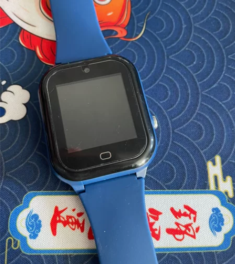 古讴卡  电话手表，刚给我弟弟买两个星期发...