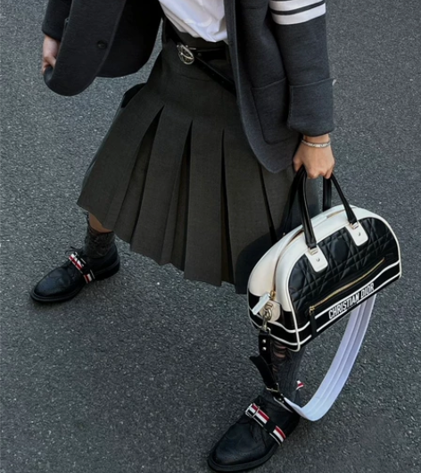 三面可穿百褶裙女2022新款含羊毛挺括西装...