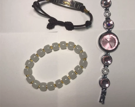 出手表。左上手链上边铜合金的20，下边10...