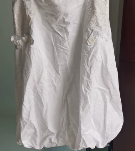 花苞裙，全新白色。XL (170/76A)...