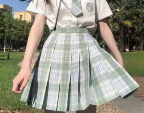 半身裙加领花 感兴趣的话点“我想要”和我私...