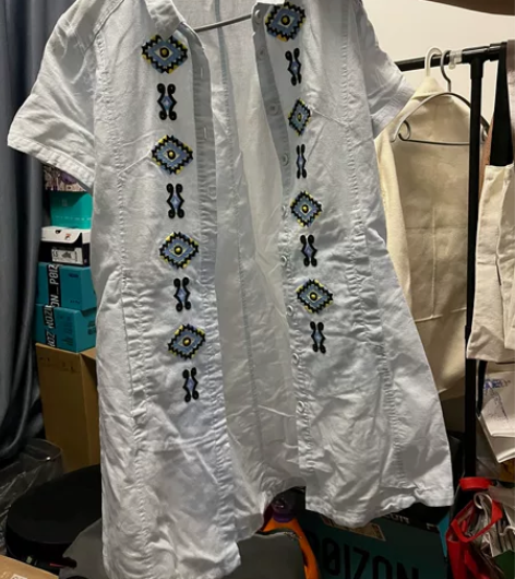 商场里买的 不知道是什么牌子 亚麻民族风衬...