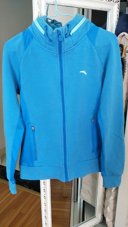 包邮转安踏运动上衣(M)，实体店购入。9成...