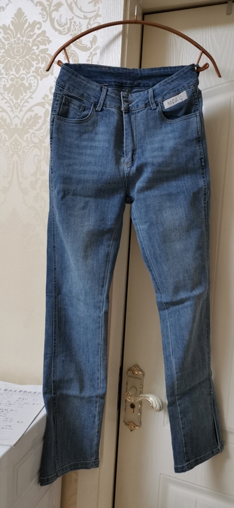 蓝色开叉微喇牛仔裤