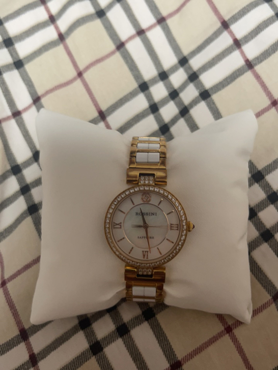 罗西尼不知道什么型号，前男友送的，留着看着...