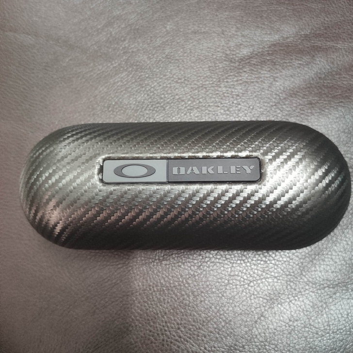 OAKLEY眼镜盒，全新正品，便携胶囊状，...