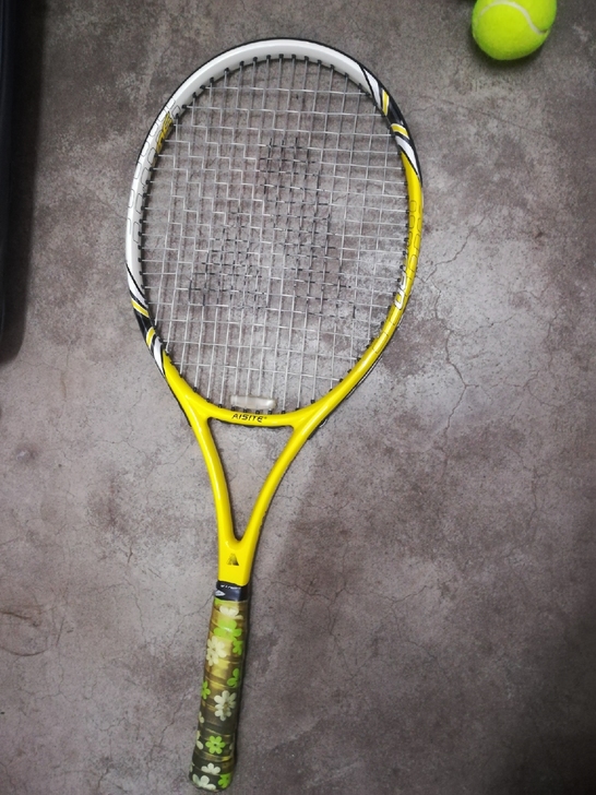 网球拍九成新网球拍，赠送两个网球，有意者私...