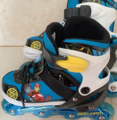 轮滑鞋,九成新,轮子能闪 感兴趣的话点“我...