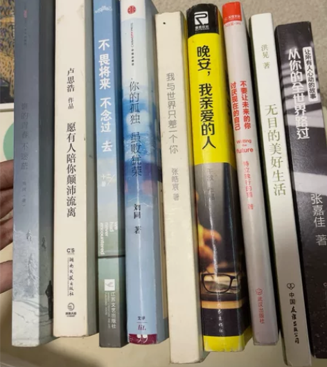 谁的青春不迷茫。 愿有人陪你颠沛流离。 不...