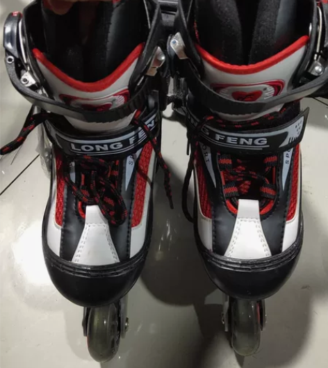 清库存出一双全新小号隆峰牌旱冰鞋，尺码是3...