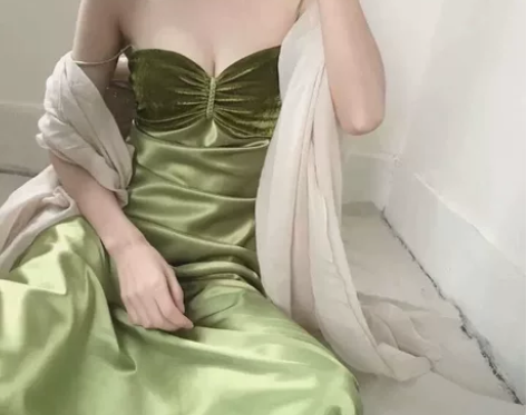 披旗袍连衣裙港风披纱 感兴趣的话点“我想要...