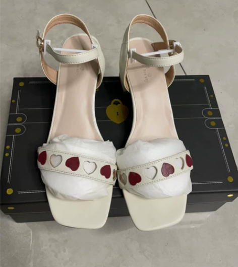 自然卷家的爱心凉鞋40码，穿过两三次，高跟...