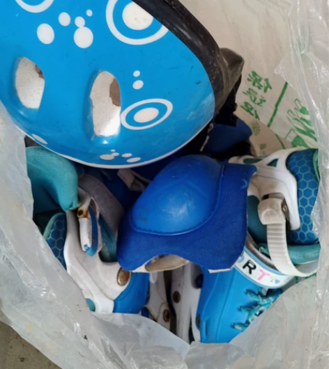 可调大小4-10岁左右可穿，护具齐全。轮滑...