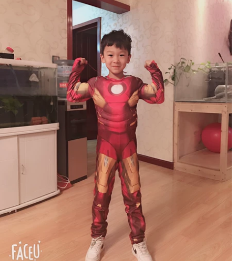 钢铁侠衣服，二手男包衣服 感兴趣的话点“我...