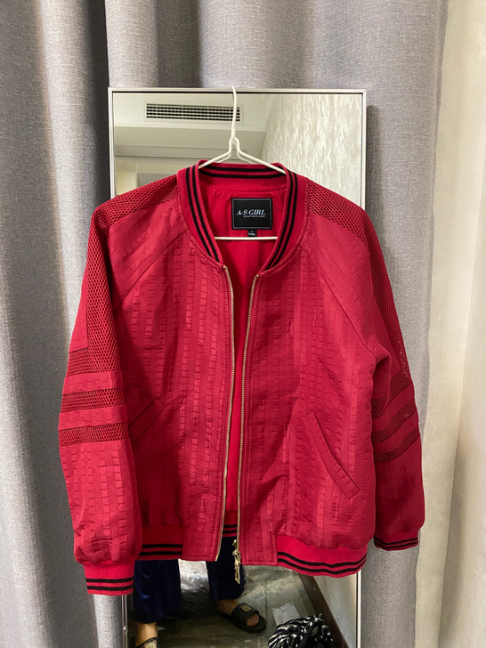 棒球夹克外套,属于不长不短,之前逛街买的,...