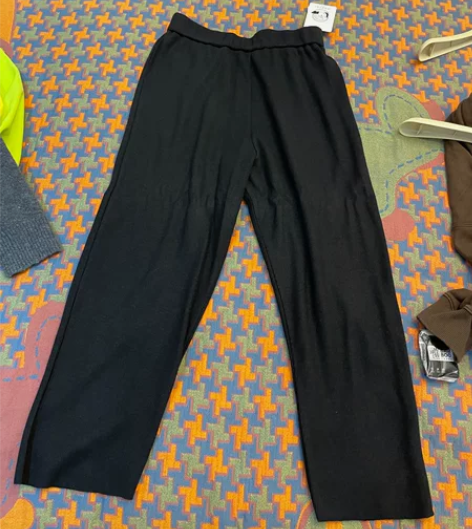 全新，黑色松紧腰针织休闲裤。l号。39包邮...