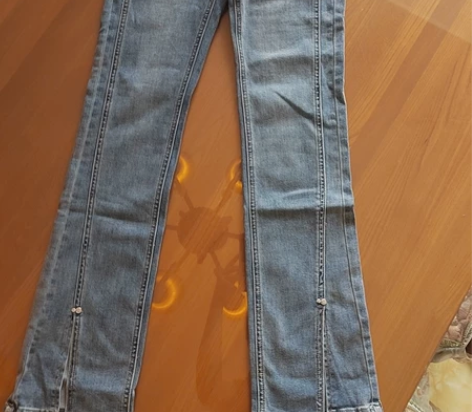 蓝鲸牛仔裤，颜色和裤型都超好，面料也是柔软...