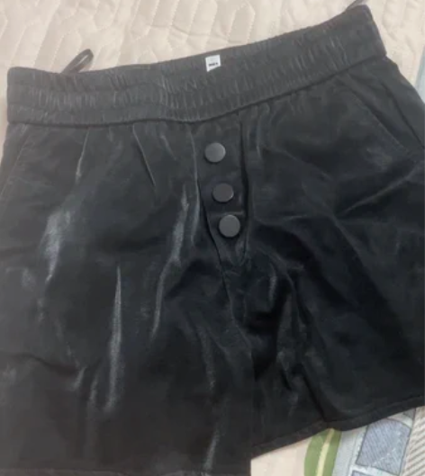 爱依服买的,没穿过,皮质高腰短裤,质量很好...