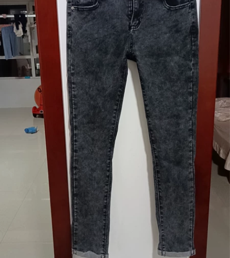 小腿灰色牛仔裤，显腿瘦，比较特别是竖条纹的...