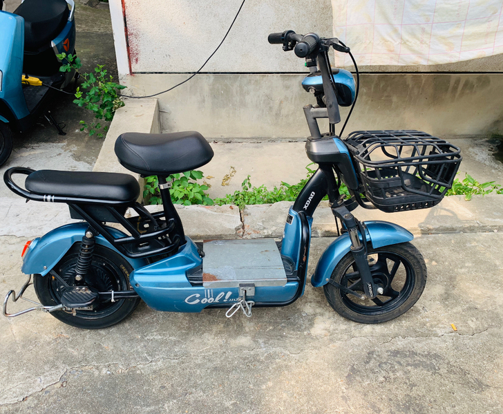 小刀牌电动车八成新，后面挡灰板有点瑕疵，介...