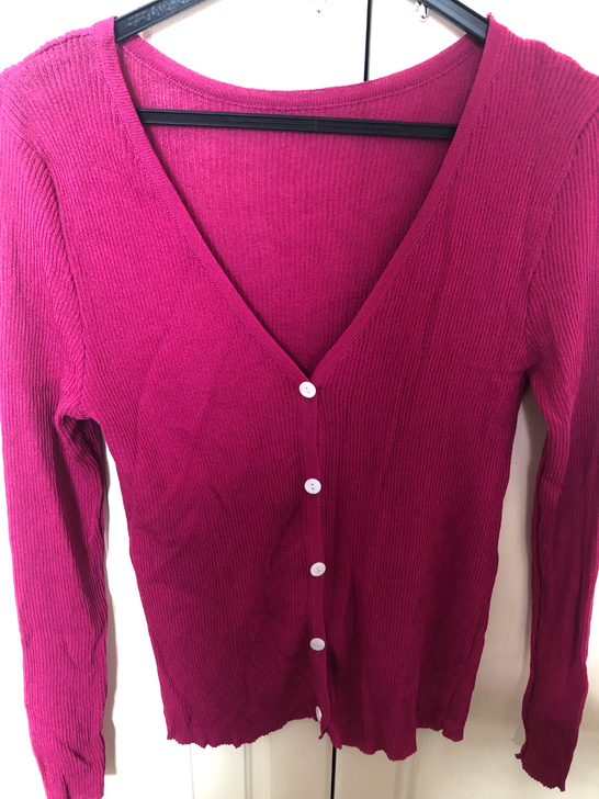 玫紫色针织衫，均码，110斤左右可以穿。
