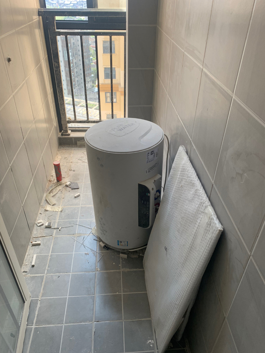 美的60升热水器,挂墙勾子都有,要的速度了...