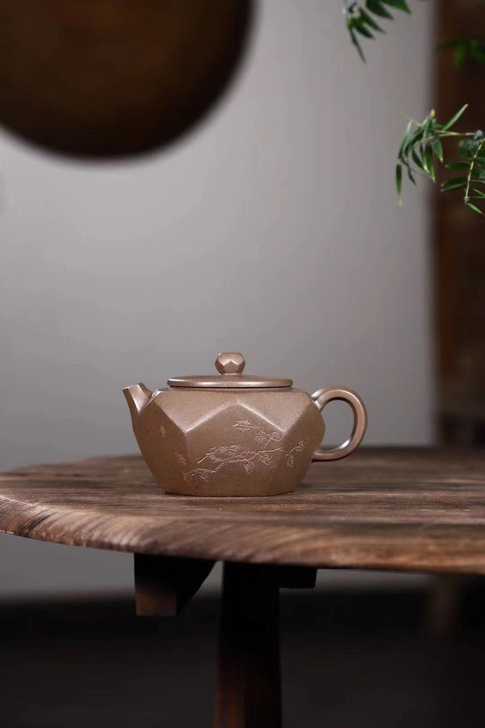 紫砂壶是中国特有的手工制造陶土工艺品，其制...