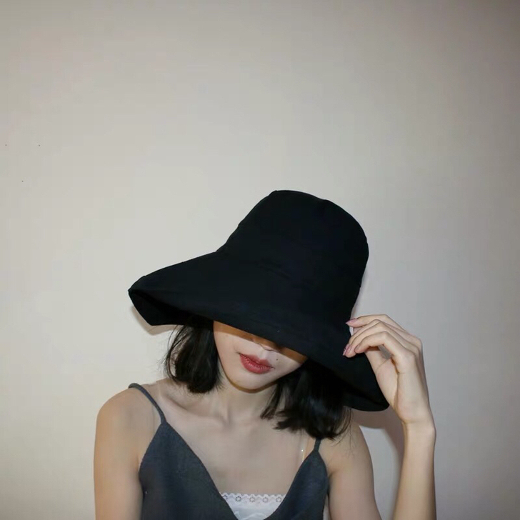 黑色渔夫帽女