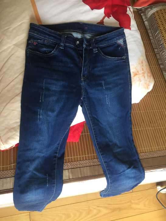 以纯26牛仔小脚裤,有弹中腰。9新以上。1...