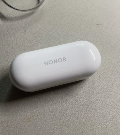 荣耀蓝牙耳机 不知道型号别人送的 不退明显...
