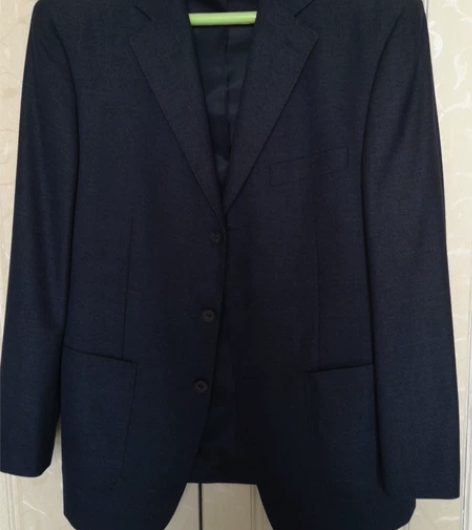 男士西服外套，九成新，175左右可穿，售出...