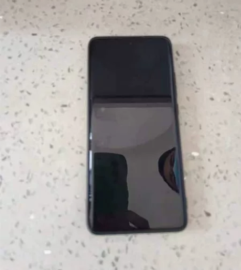 小米12，充电口有划痕，原价4299现在着...