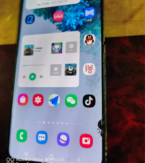 自用三星s20u,屏幕有黑点外屏轻微裂开。...