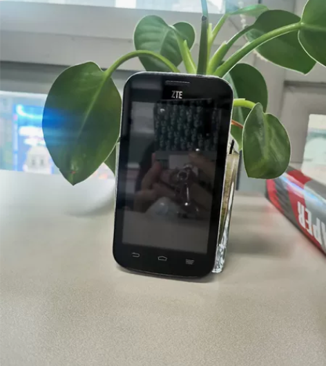 中兴手机，买来备用的，可惜没用到，当时移动...