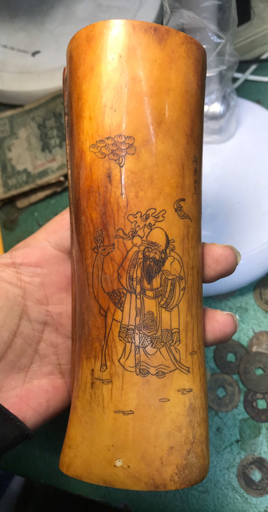 几十年牛骨人物笔筒