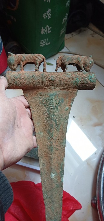 古滇国双虎青铜弋，个头很大，品相完整，非常...