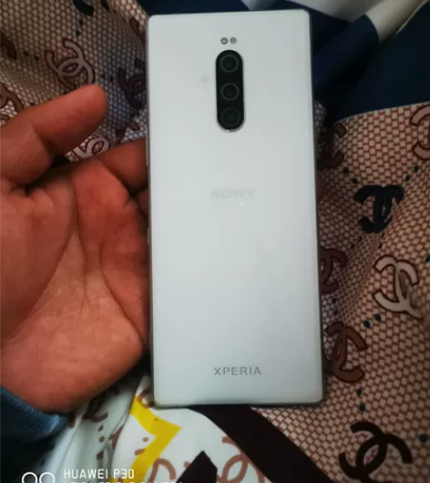 索尼xperia1 白色 6加64G，屏幕...