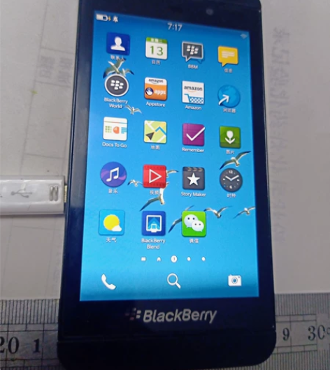 黑莓Z10是一款4.2英寸的全触屏设备，屏...