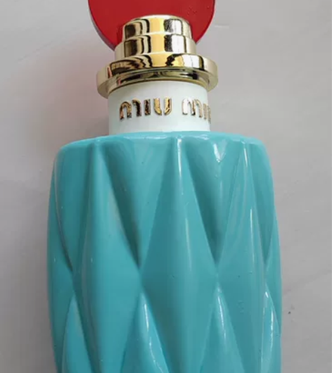 缪缪同名香水，100ml，余量如图三红线处...
