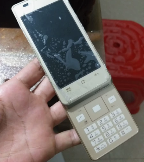 夏普02d手机试不开机，机身有膜在，配一个...