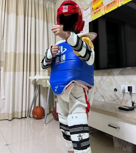 全套跆拳道护具 全新仅试穿 50元 道服2...