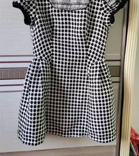 L码，胸围94cm，衣长87cm左右。 穿...