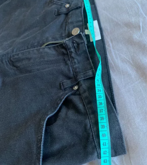 黑牛仔裤。无破损 33码 偏瘦 修身 感兴...