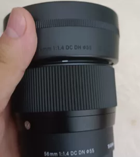 出适马56索尼E口，只有镜头和盒子。镜头无...