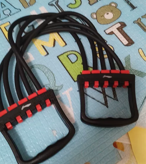 李宁弹力拉力器臂力器 相对来说比较轻，适合...