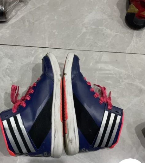 正品阿迪中邦女运动鞋,37码,没洗,洗了很...