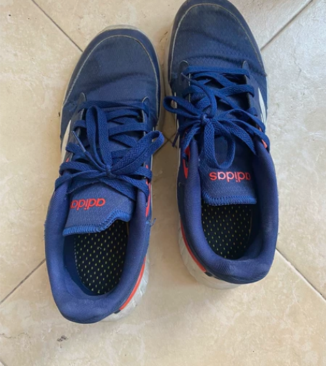 阿迪男款运动鞋 41码，七成新 感兴趣的话...