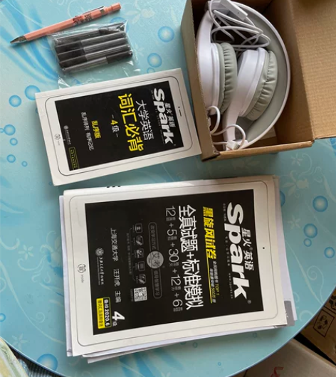 备考英语四六级的装备 有带收音机的耳机做考...