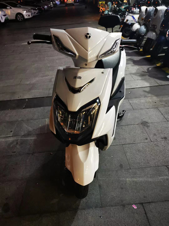 全新雅迪品牌电瓶车，专卖店不来了，房租到期...